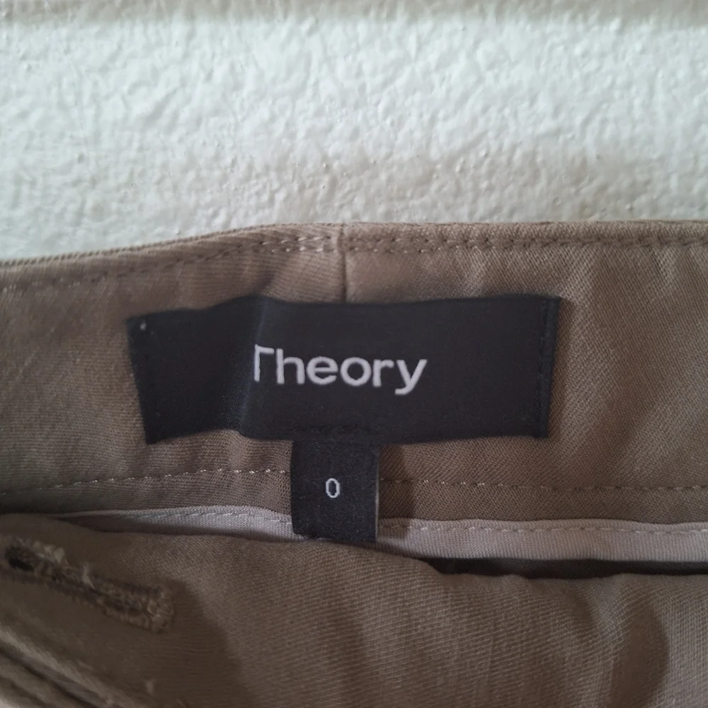 Theory Womens Cropped Pant in Double Stretch Cotton. Tan. Size 0